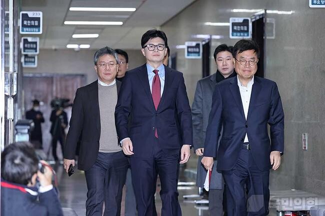 지난 9일 오전 한동훈 당 대표가 비공개로 진행하는 최고위원회의에 참석하기 위해 이동하고 있다&nbsp;