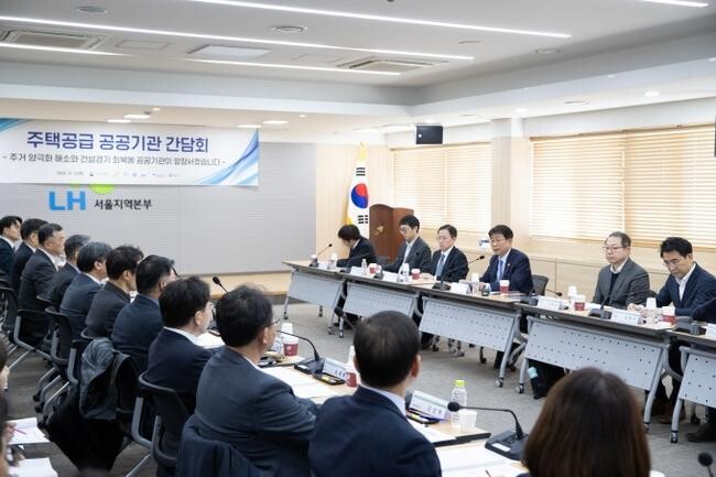 국토교통부는 2024년 공공주택 공급 목표를 25.2만 호로 설정하며, 역대 최대 규모의 공급을 추진한다고 밝혔다.