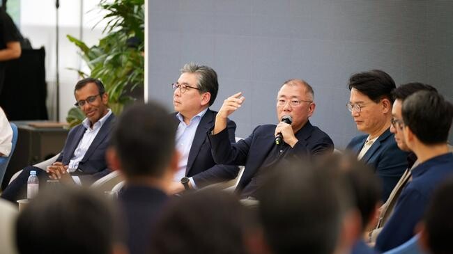 HMGICS 직원들의 질문에 답하고 있는 정의선 회장(왼쪽에서 세번째)