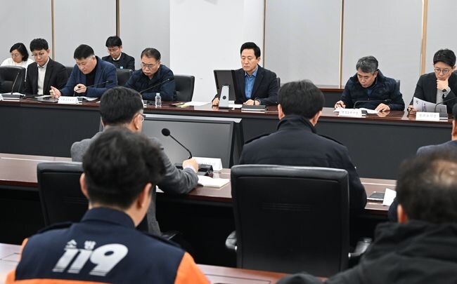 오세훈 서울시장이 14일(토) 열린 `대규모 집회 대비 시민 안전관리 대책 점검회의`에서 분야별 대책을 보고받고 있다.