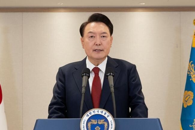 윤석열 대통령에 대한 탄핵소추안이 14일 국회 본회의에서 찬성 204표로 가결되며 헌정사상 세 번째로 현직 대통령의 탄핵안이 통과됐다.