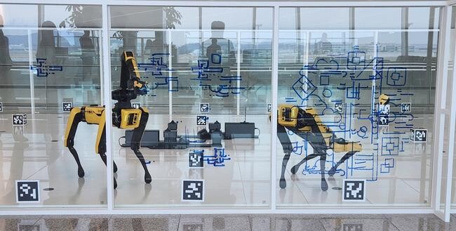 인천국제공항공사(사장 이학재)는 인천국제공항 제2여객터미널에서 `See Spot Paint`를 주제로 하는 사족보행 로봇의 특별전시를 개최한다고 16일 밝혔다.