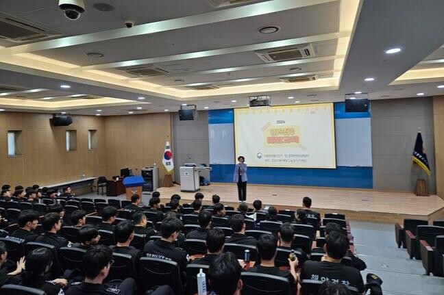 10월 10일 해양경찰교육원에서 신임경찰관 103명 대상 마약류 범죄 예방교육을 진행하고 있다.