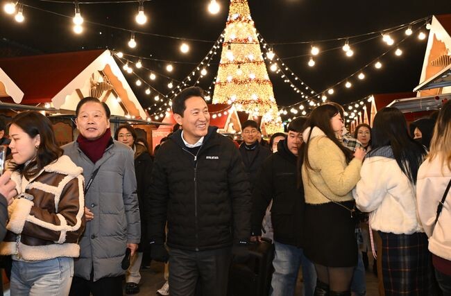 오세훈 서울시장이 16일(월) 저녁 광화문광장, 청계천 등지에서 열리고 있는 `2024 서울윈터페스타` 현장을 방문해 행사 진행상황을 확인하고 있다.