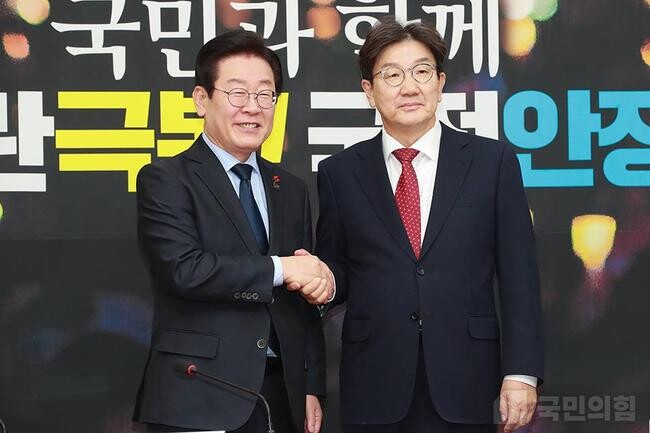 이재명 더불어민주당 대표와 권성동 국민의힘 당대표 권한대행 겸 원내대표가 18일 국회 본청 더불어민주당 대표실에서 만나 정국 혼란 수습과 국정 안정을 위해 협력할 뜻을 밝혔다.