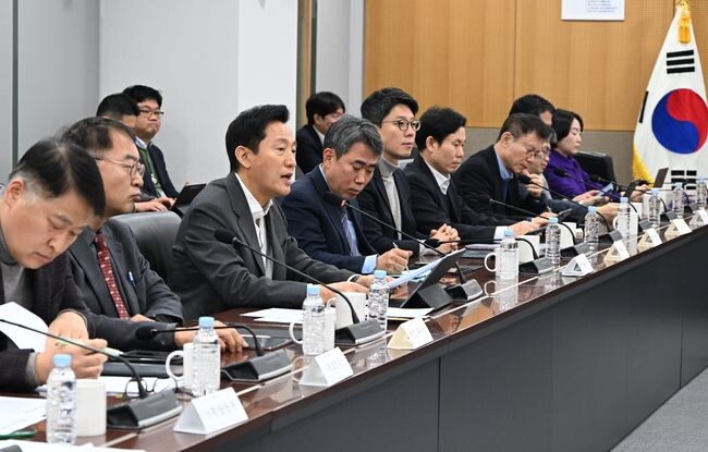오세훈 서울시장이 19일(목) 오전 서울시청 기획상황실에서 열린 `경제규제 철폐 비상경제회의`에서 모두발언을 하고 있다.