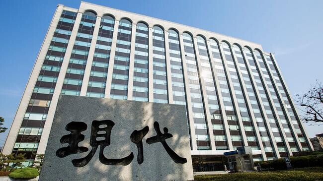 현대건설이 지난 16일 세계적인 권위의 S&P Global이 선정한 `2024 다우존스 지속가능경영지수(DJSI)` 평가에서 전 세계 건설사 중 4개사만 선정된 「DJSI World」 `건설 · 엔지니어링` 부문 1위를 차지했다.