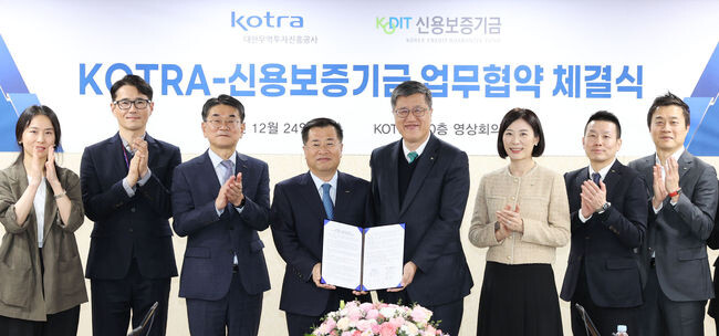 강경성 KOTRA 사장(왼쪽에서 네 번째)과 최원목 신용보증기금 이사장(왼쪽에서 다섯 번째 )은 24일 국내 혁신기업 글로벌 진출 지원을 위한 업무협약(MOU)을 체결했다.