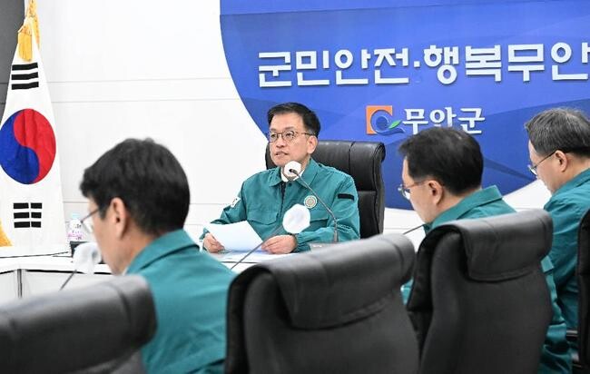 최상목 대통령 권한대행 부총리 겸 기획재정부 장관이 12월 29일 전남 무안군청 재난안전상황실에서 `무안 항공기 사고 중앙재난안전대책본부 화상회의`를 주재, 모두발언을 하고 있다.