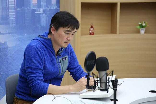 배우 김석훈 스튜디오 녹음 사진.
