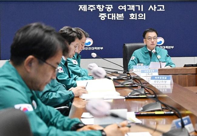최상목 대통령 권한대행 부총리 겸 기획재정부 장관이 12월 30일 서울 종로구 정부서울청사에서 열린 `제주항공 여객기 사고 제4차 중앙안전재난대책본부회의`를 주재, 모두발언을 하고 있다.