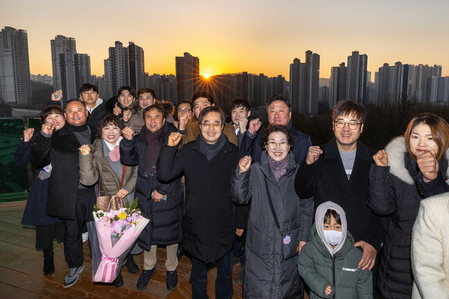 김동연 경기도지사는 2일 광교호수공원에서 사회적 의인들과 함께 새해를 맞는 특별한 시간을 가졌다. 이날 행사에는 의인 9명과 가족 등 총 18명이 참석해 일출을 관람하고 덕담을 나누며 떡만둣국 조찬을 함께했다.