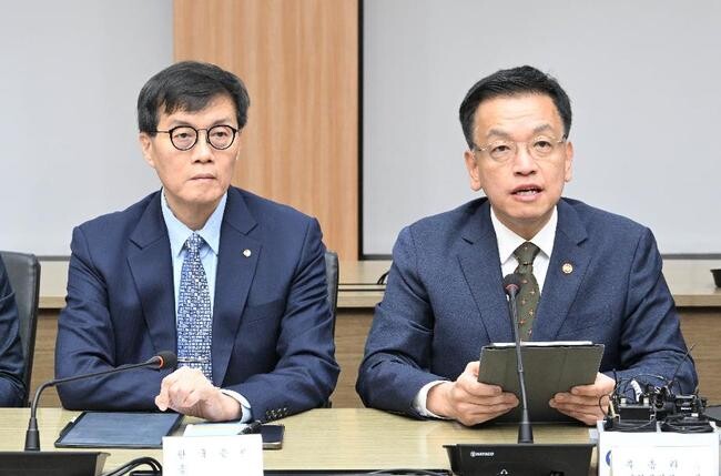 이창용 한국은행 총재(왼쪽) 자료사진