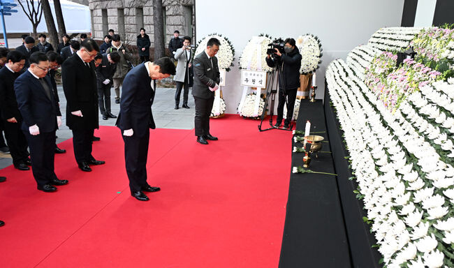 오세훈 서울시장이 지난 12월 31일(화), 서울시청 본관 정문 옆에 마련된 제주항공 여객기 사고 희생자 합동분향소에 방문해 조문하고 있다.