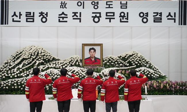 지난 1월 3일 설악산 산악인명 구조 중 순직한 故 이영도 공중진화대원의 영결식이 6일 태백고원체육관에서 산림청장(葬)으로 엄수되었다.
