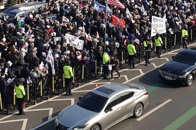 서울시는 한남로 일대에서 발생한 불법 도로 점거와 철야 시위로 시민 불편이 가중되고 안전 문제가 대두되자, 경찰에 강력한 단속을 요청하고 교통 방해가 지속될 경우 관련 단체를 고발하는 등 엄정 대응 방침을 밝혔다. (자료사진)