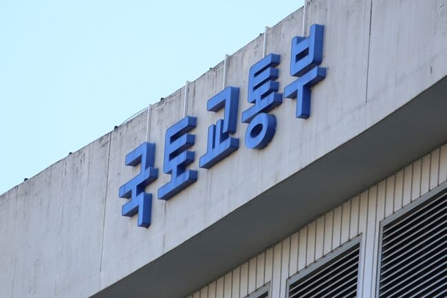 국토교통부는 「교통약자의 이동편의 증진법(교통약자법)」 및 「생활물류서비스산업발전법(생활물류서비스법)」 시행령 개정안을 1월 7일 국무회의에서 의결했다고 발표했다.
