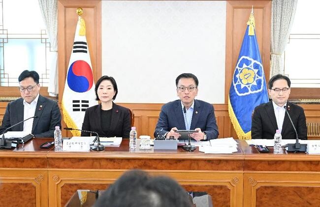 최상목 대통령 권한대행 부총리 겸 기획재정부 장관이 1월 8일 오후 서울 종로구 정부서울청사에서 열린 `2025년 경제1 분야 주요 현안 해법 회의`에 참석, 모두발언을 하고 있다.