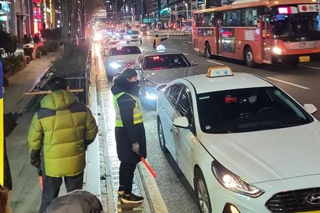 국민권익위원회는 택시승차대의 안전성과 편의성을 높이기 위해 설치 기준 및 정기 관리 방안을 국토교통부와 243개 지방자치단체에 권고하며, 금연구역 지정과 대기 공간 확보 등 구체적 개선책을 제안했다. (자료사진)