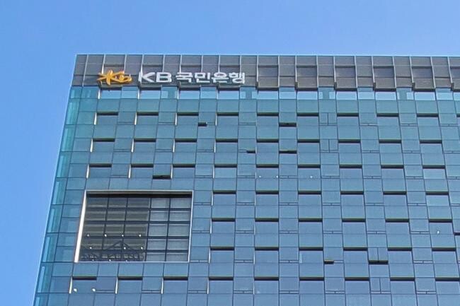 KB국민은행(은행장 이환주)이 오는 3월 24일부터 가상자산거래소 빗썸 이용 고객을 대상으로 `실명확인 입출금계정 서비스`를 오픈한다.