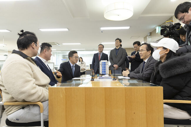 김동연 지사는 14일 경기도신용보증재단 시흥지점을 찾아 자영업자 · 소상공인 민원인의 애로사항을 직접 듣고 민원상담을 진행했다.
