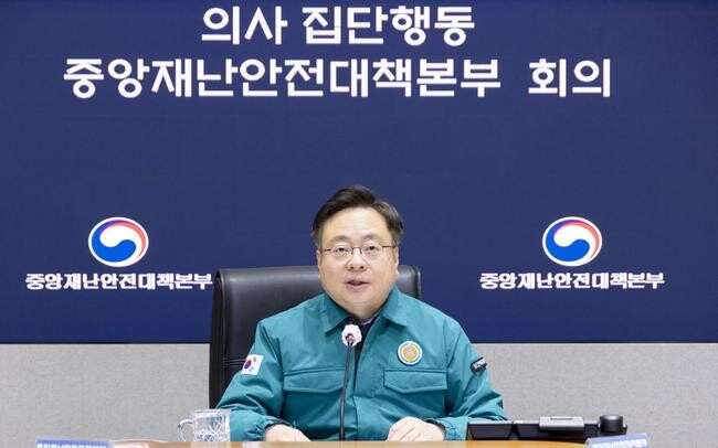 조규홍 보건복지부 제1차관은 16일 정부서울청사에서 열린 `의사 집단행동 중앙재난안전대책본부` 회의에서 "비상진료체계 장기화에 따른 의료진 피로 누적과 인플루엔자 유행 장기화로 설 연휴 응급의료체계 유지에 어려움이 예상된다"며 특별 대책을 논의했다.