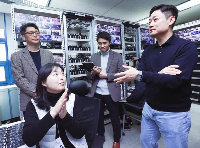 LG U+ 홍범식 사장, 2025년 첫 현장 경영...기본 강조
