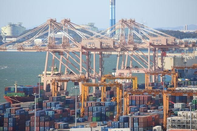 해수부는 2024년 전국 무역항에서 역대 최대 컨테이너 물동량인 3,173만 TEU를 처리했다고 밝혔다.