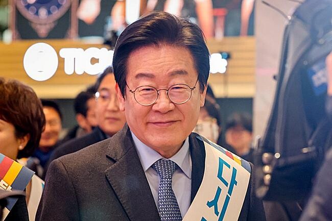 이재명 더불어민주당 대표가 지난 24.일 서울 고속터미널에서 설 명절을 맞아 귀성길에 오른 시민들에게 인사하고 있다.