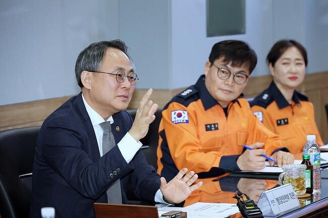 고기동 행정안전부 장관 직무대행이 25일 오후 경기 성남시 분당소방서를 방문하여 설 연휴기간 동안 화재예방 대책 상황 등을 점검한 뒤 소방대원들을 격려하고 있다.
