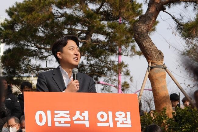 이준석 개혁신당 의원이 2일 서울 마포구 홍대 레드로드 버스킹거리에서 정치현안관련 기자회견을 하고 있다.