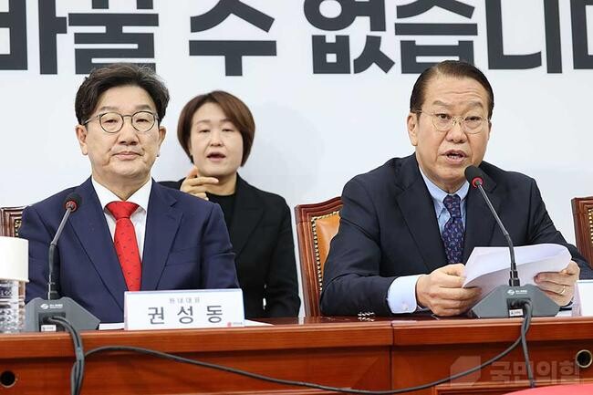 국민의힘 비상대책위원회(비대위)는 2월 6일 회의를 열고 헌법재판소의 공정성 논란, 간첩법 개정 필요성, 그리고 AI 혁명을 위한 전력 인프라 강화 방안을 논의했다.
