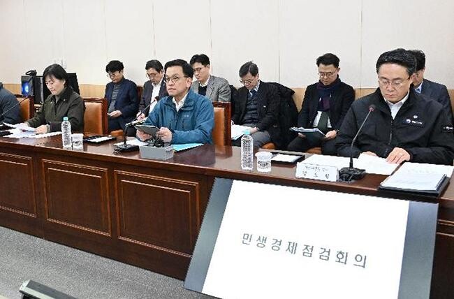 최상목 대통령 권한대행 부총리 겸 기획재정부 장관이 2월 6일 오후 송미령 농림축산식품부 장관, 강도형 해양수산부 장관과 함께 서울 서초구 양재 하나로마트를 방문, 소비자 단체 등 관계기관 및 협회가 참석한 민생경제점검회의를 주재, 모두발언을 하고 있다.