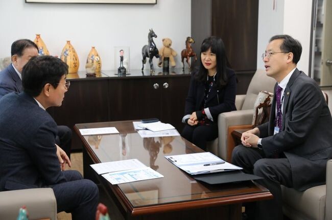 `2025년 전국사업체조사` 대상 사업체인 금수티아이(주)를 방문하여 조사에 대해 설명하고 조사 협조를 당부하는 이형일 청장(오른쪽 첫번째)