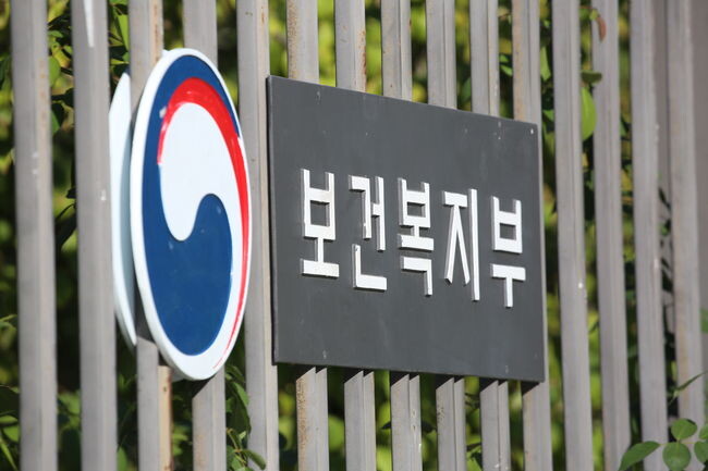 보건복지부는 7일 임시관리번호를 부여받은 아동 2,720명에 대한 조사를 진행한 결과, 1,716명의 생존을 확인하고 37명은 사망한 것으로 나타났다고 밝혔다.