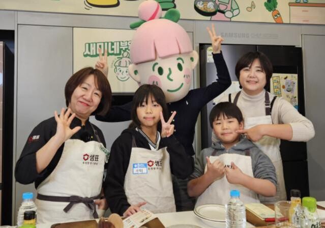 샘표가 지난 7일 초등학생 대상 온라인 쿠킹클래스 `즐요일(즐겁게 요리하는 날) 겨울방학 특강` 첫째날을 성황리에 마쳤다