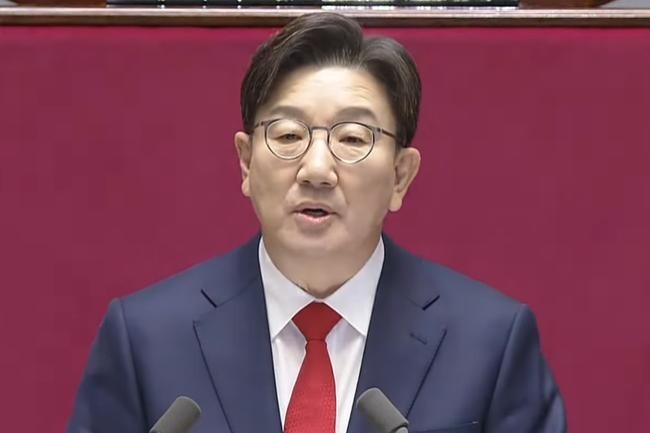 국민의힘 권성동 원내대표는 11일 국회 본회의장에서 열린 교섭단체 대표연설에서 `대한민국이 다시 힘차게 전진할 수 있도록 마지막까지 여당의 책임을 다하겠다`고 밝혔다.