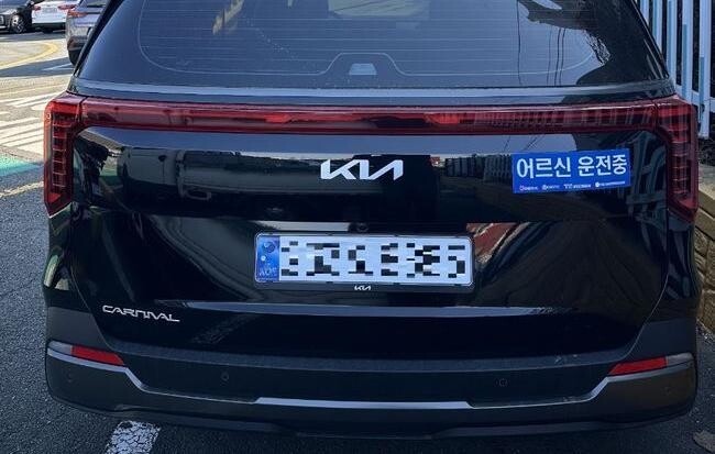 고령운전자 표지 부착 차량 모습