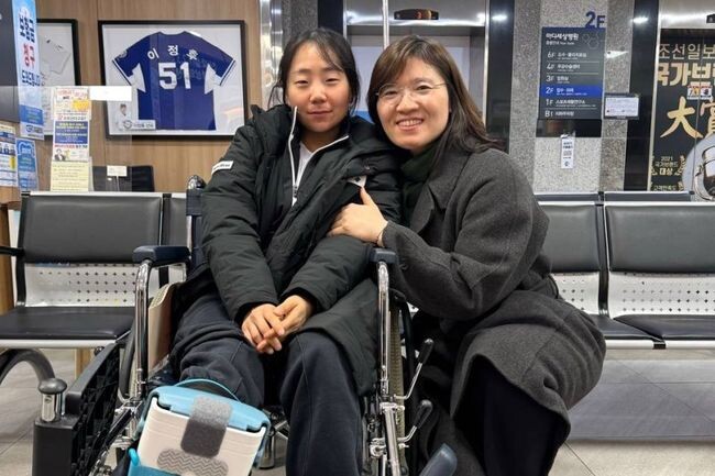 장미란 문화체육관광부 제2차관이 2월 11일 산악스키 김하나 선수를 만나 위로를 건내고 쾌유를 기원하고 있다.