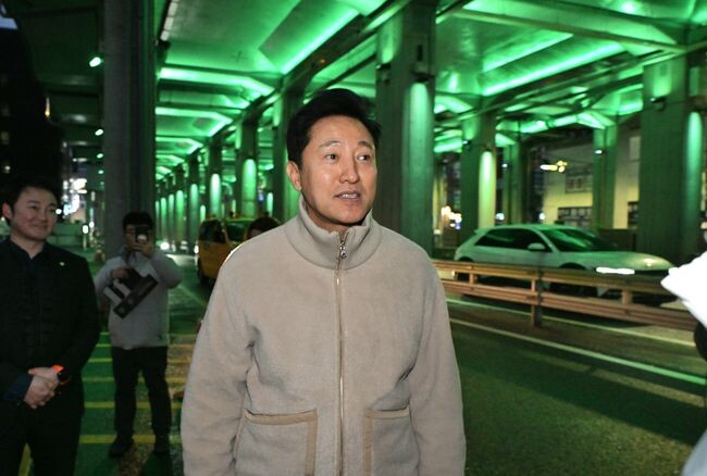 오세훈 서울시장이 12일(수) 2호선 구의역 일대를 방문해 역사 하부에 설치된 맞춤형 야간 경관조명을 살펴보고 있다.