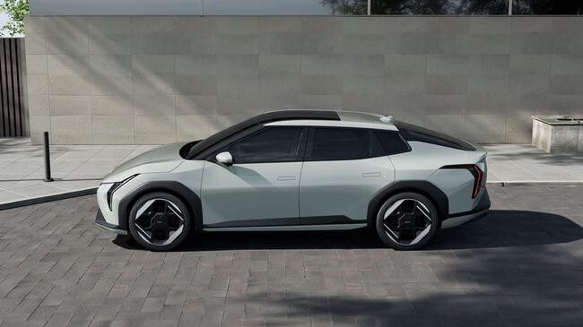 기아가 17일 브랜드 최초의 전동화 세단 `더 기아 EV4(The Kia EV4, 이하 EV4)` 의 외장 디자인을 공개했다.