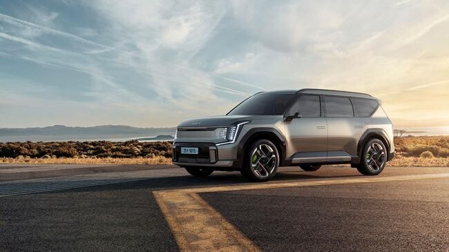 기아가 플래그십 전동화 SUV EV9의 고성능 모델인 `더 기아 EV9 GT(The Kia EV9 GT, 이하 EV9 GT)`와 실용성과 경제성을 갖춘 `스탠다드` 모델의 계약을 18일(화)부터 시작한다고 밝혔다.