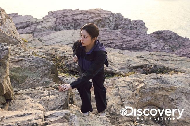 디스커버리 익스페디션 고윤정 `베르텍스 바람막이` 화보 (사진 제공=디스커버리)