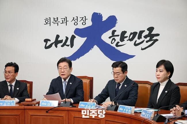 이재명 대표가 2025.02.19.(수) 국회 당대표회의실에서 열린 최고위원회의에 참석하여 발언하고 있다.