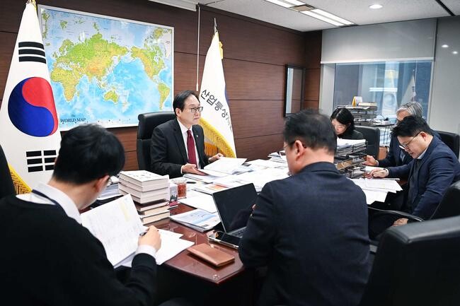 정인교 산업통상자원부 통상교섭본부장은 2025. 2. 21(금) 10:30 서울 중구 대한상공회의소에서 미국, 중국, 아세안, EU, 중동 등 산업부 소속 수출지역 담당관이 온 · 오프라인으로 참석한 가운데 열린 「수출지역담당관회의」를 주재하고, 인사말을 한 후 주요 지역별 수출상황 및 리스크를 점검했다.