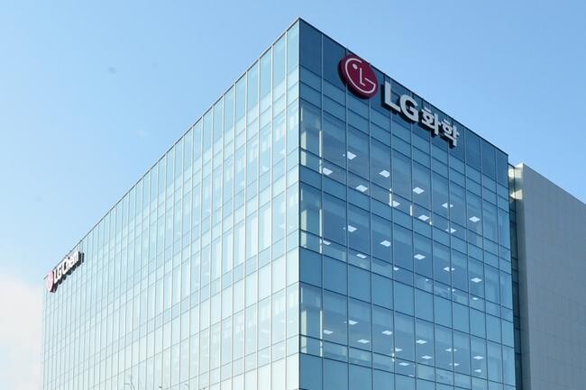 LG화학은 21일, 한샘 송파점에서 한샘 고영남 연구소장과 LG화학 ABS사업부장 김스티븐 전무 등 주요 인사들이 참석해 `친환경 가구용 성형자재 개발 MOU`를 체결했다고 24일 밝혔다.