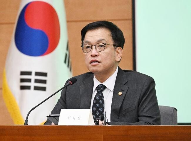 최상목 대통령 권한대행 부총리 겸 기획재정부 장관이 2월 24일 오후 서울 종로구 정부서울청사에서 열린 `2050 탄소중립녹색성장위원회 제2기 출범식과 전체회의`를 주재, 모두발언을 하고 있다.