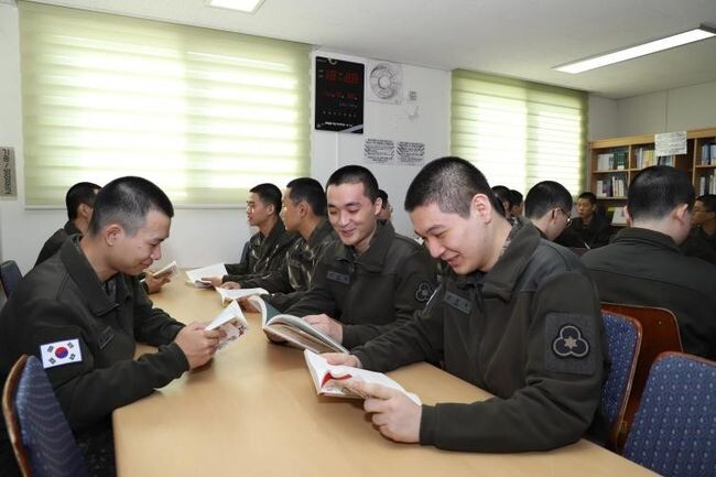 현역 병사 535명을 대상으로 진행된 국방일보 2월 병영차트 설문결과, 병사들의 최애보급품 1~3위는 `플리스형 스웨터`, `방상내피`, `슬리퍼` 순으로 조사됐다. 사진은 육군 병사들이 플리스형 스웨터를 입고 생활하는 모습. 사진=국방부 제공