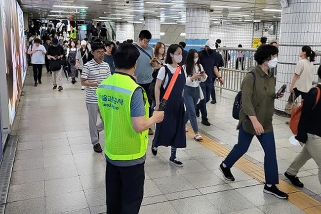 서울교통공사가 삼일절인 3월 1일(토)부터 탄핵심판 선고기일까지 대규모 도심 집회를 앞두고 혹시 있을 수 있는 혼잡으로 인한 안전사고를 예방하기 위해 최고수준의 안전대책을 시행한다고 밝혔다.