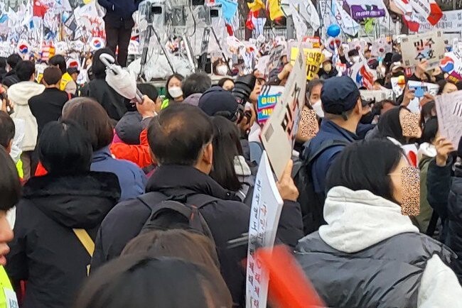 지난 3‧1절 집회 시 광화문역에 모인 집회 참가자들